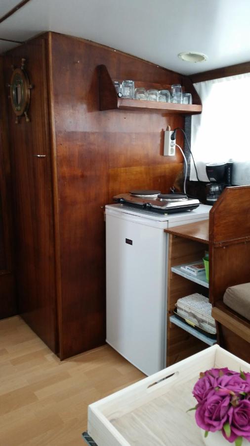 Boat Ella - Kamperen Op Het Water -Niet Om Mee Te Varen -Read Host Profile-Lees Hostprofiel Jutrijp Esterno foto